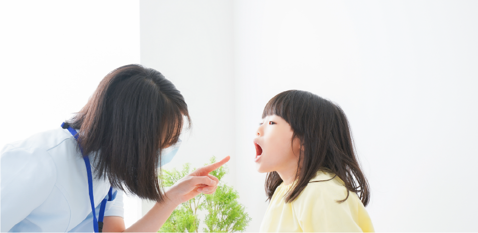 子どもの歯を診るスタッフ