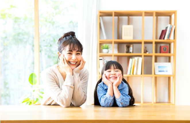頬杖をつく女性の大人と子ども